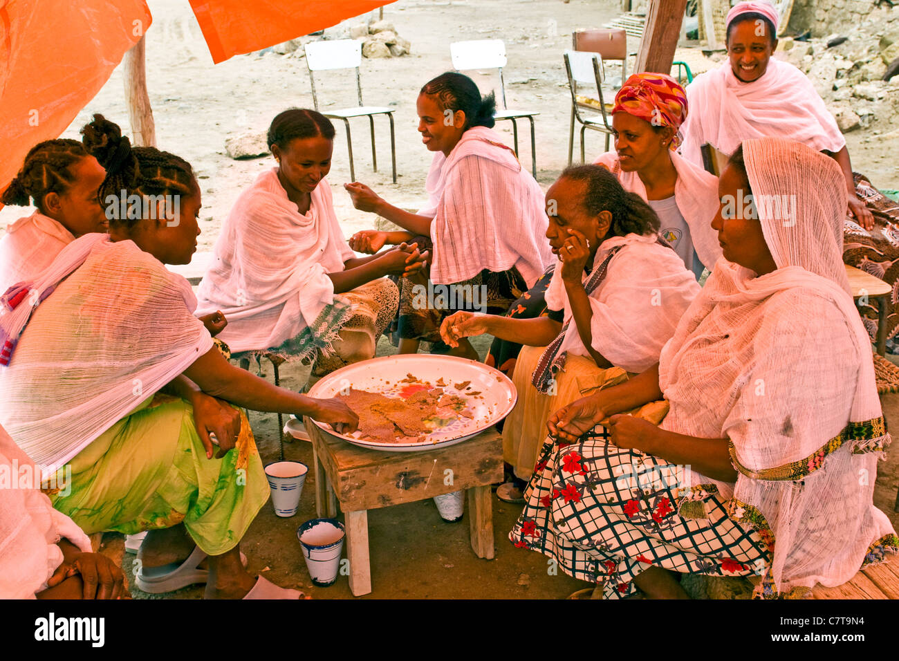 Afrika Eritrea Massawa Frauen Essen Stockfotografie Alamy afrika-eritrea-massawa-frauen-essen-stockfotografie-alamy