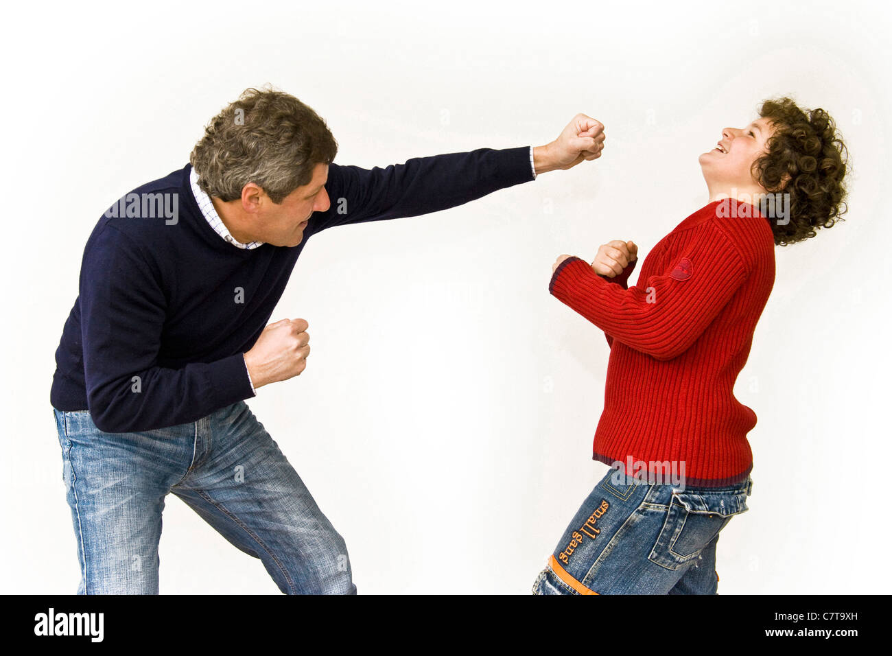 Vater und Sohn spielen boxe Stockfoto