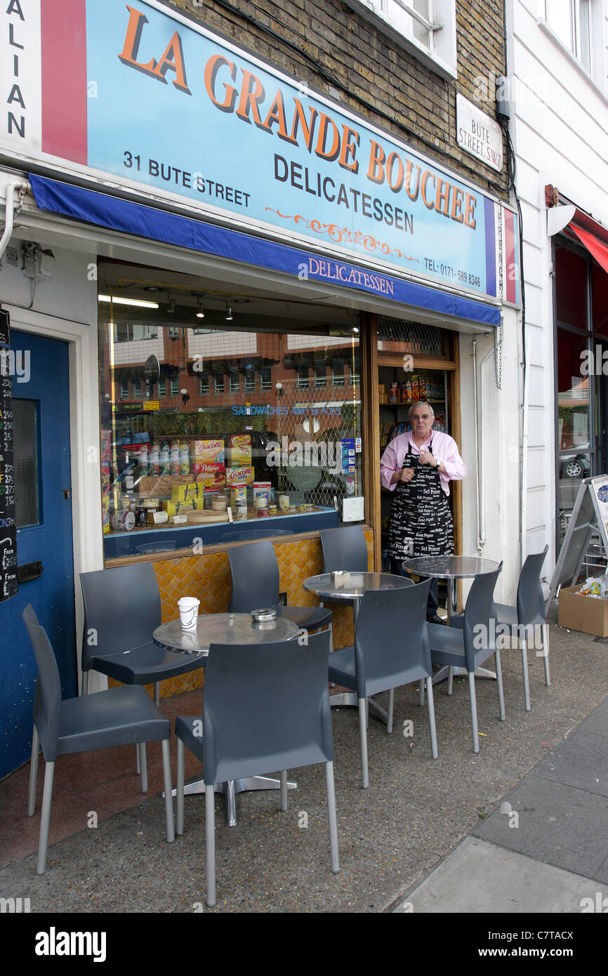 La Grande Bouchee Französische und Italienische Feinkost in Bute Street, South Kensington. Der Besitzer ist auch an der Tür gezeigt. Stockfoto