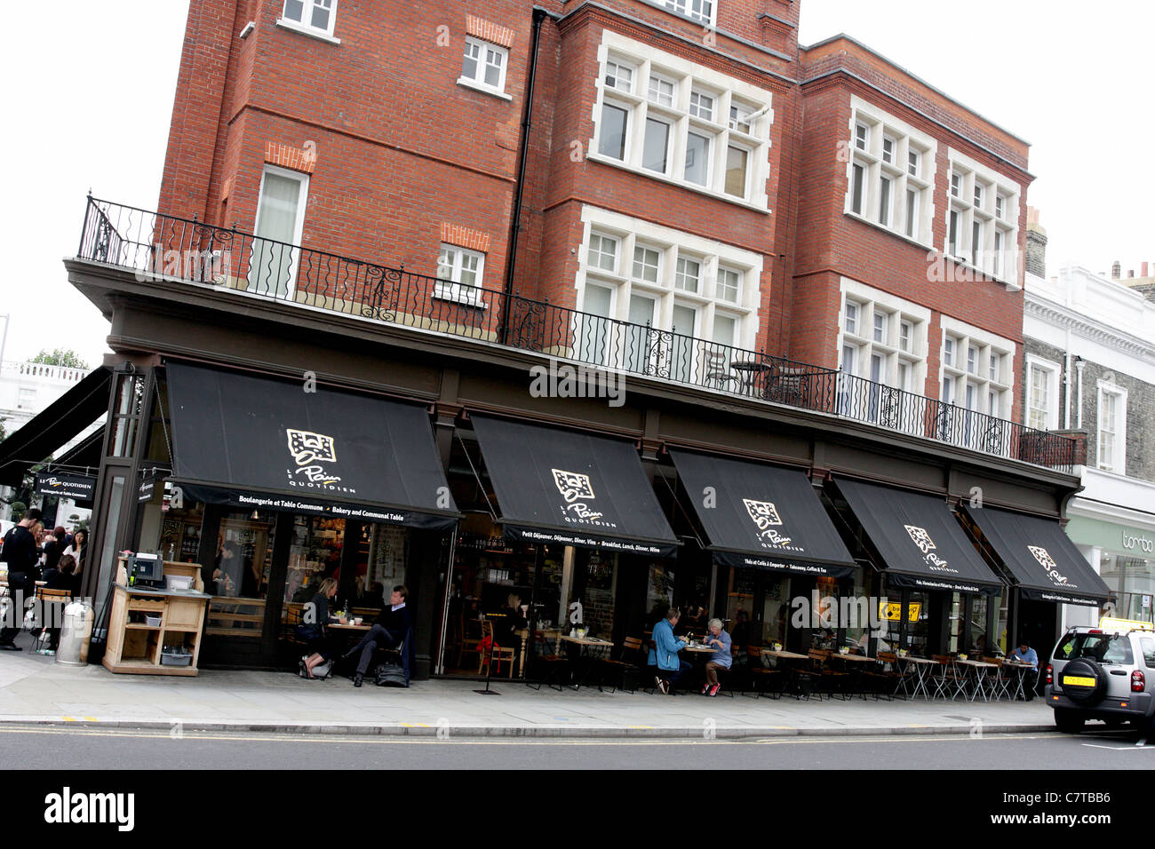 LE PAIN QUOTIDIEN, eine der zahlreichen französischen Cafés in South Kensington, in dem die französische Gemeinde und Besucher. Stockfoto