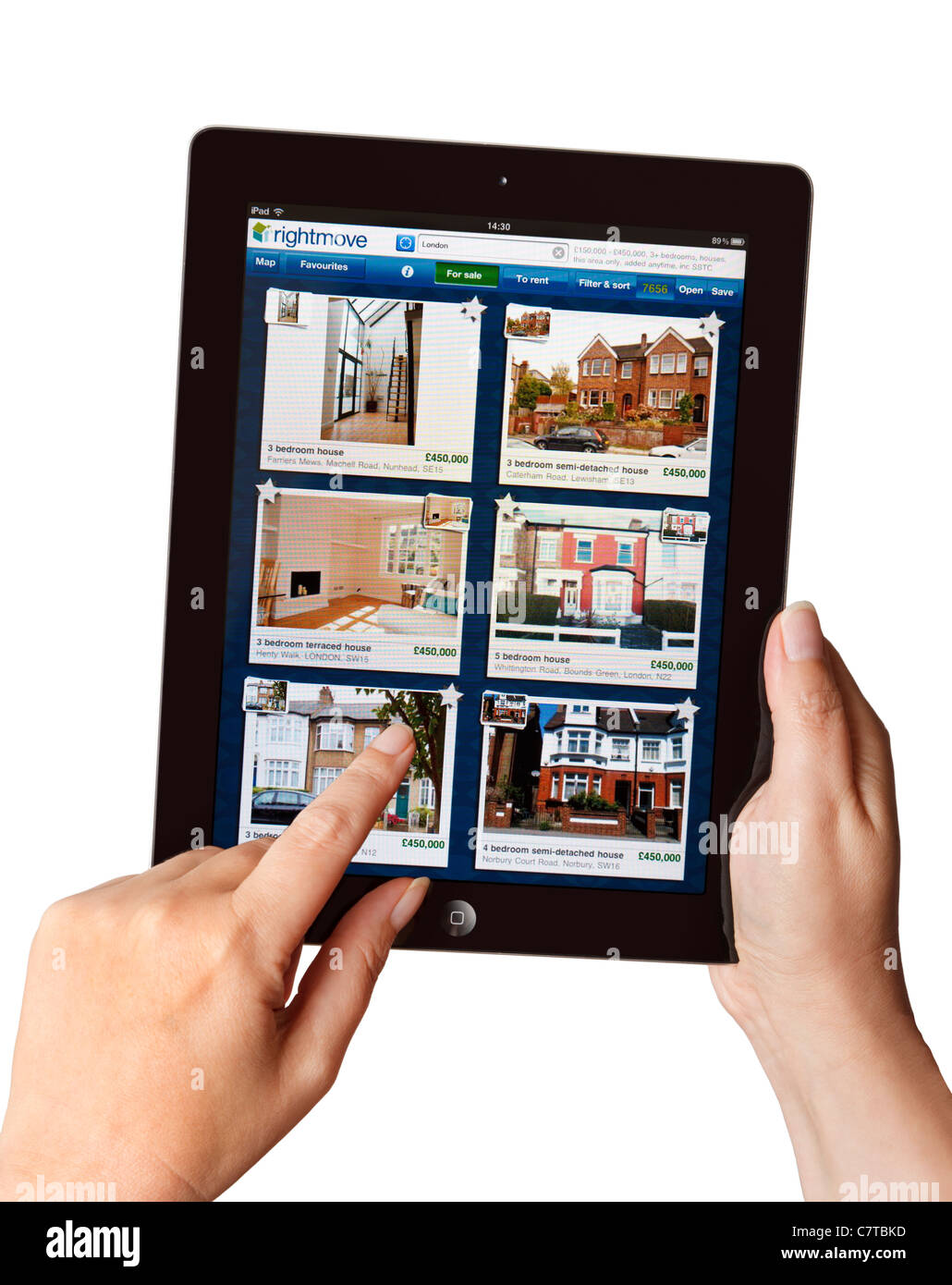 Hände halten iPad auf der Suche nach einem Haus für den Verkauf auf dem rightmove App auf einem Tablet Stockfoto