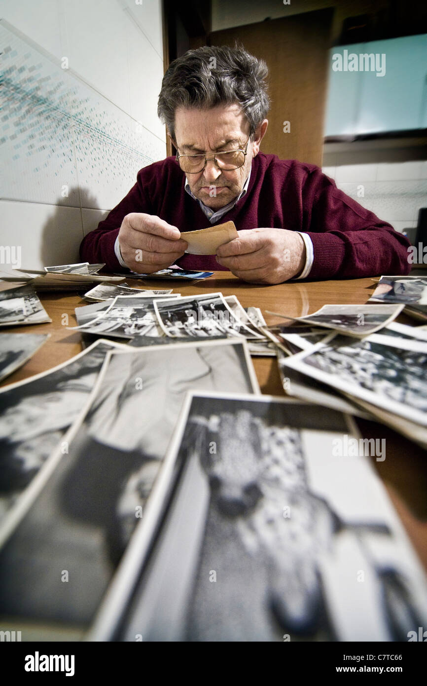 Senior woman erfolgt durch Alzheimer-Krankheit - echte Menschen Stockfoto