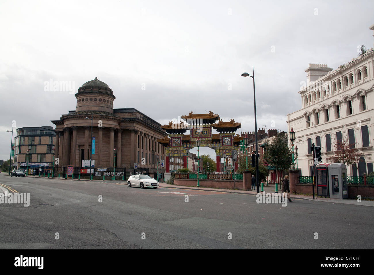 Die traditionelle chinesische Bogen markiert den Eingang zu Chinatown Liverpools, Nelson Street Liverpool, England UK Stockfoto