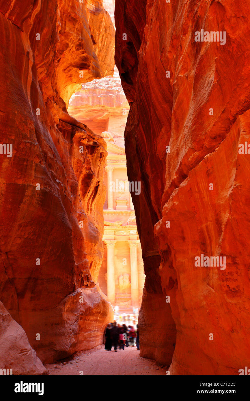 Weg zur Schatzkammer Tempel in Petra (Al Khazneh) zwischen Bergen, Jordanien Stockfoto