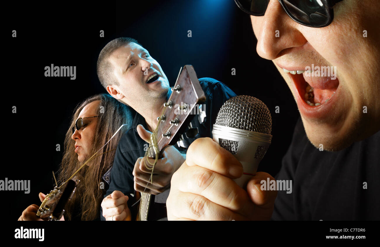 Drei Musiker singen ein Lied Nahaufnahme Stockfoto