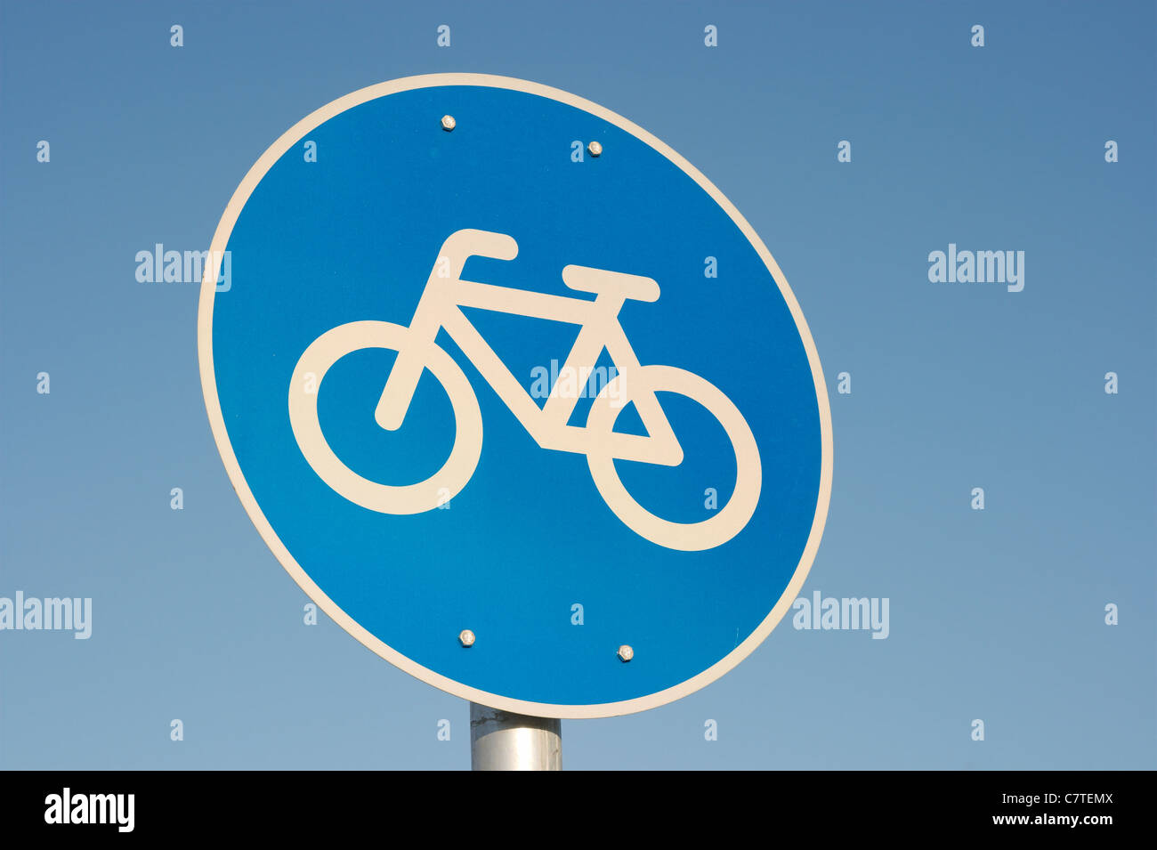 Fahrrad-Verkehr Verkehrsschild gegen klar blauen Himmel Stockfoto