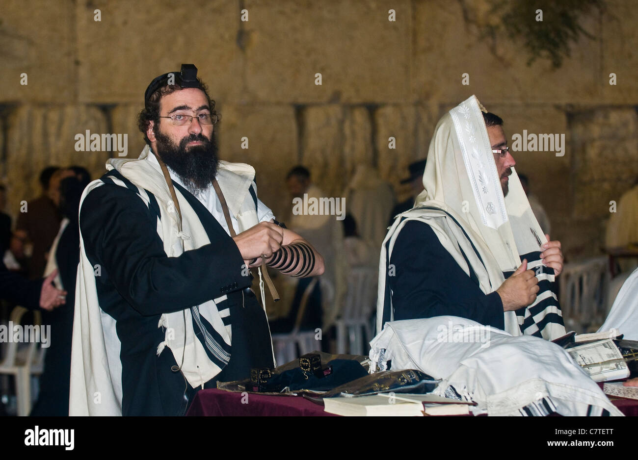 Jüdischer Mann betet während die Bußgebete "Selichot" Stockfoto