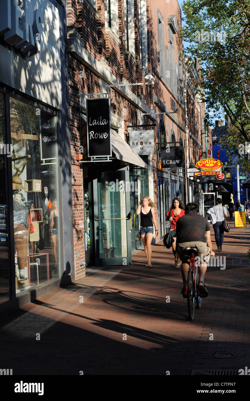 Geschäfte am Broadway in der Innenstadt von New Haven, CT. Stockfoto