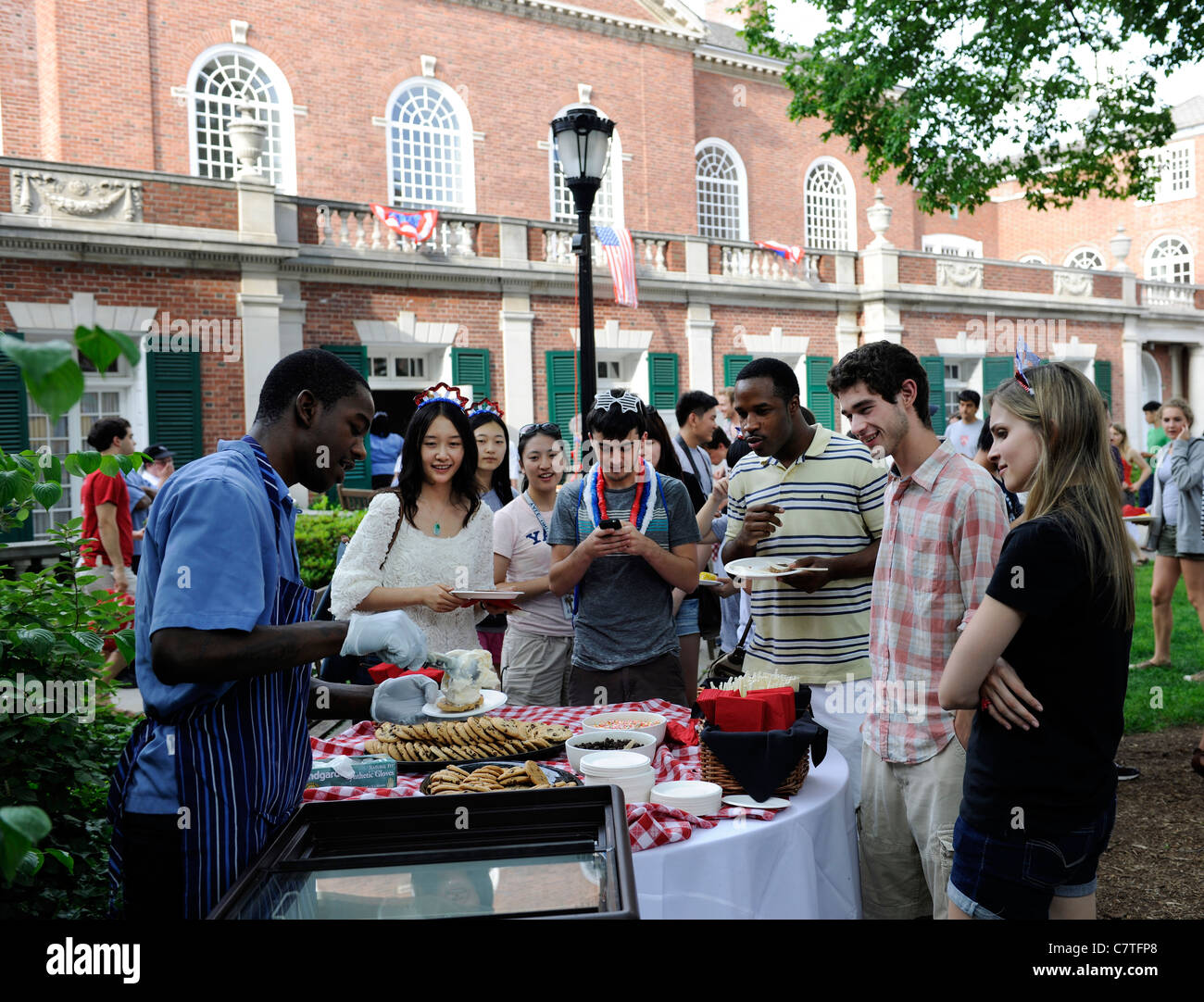 Yale University Summer School Studenten sehen afroamerikanische Personal Eis Cookies dienen. Stockfoto