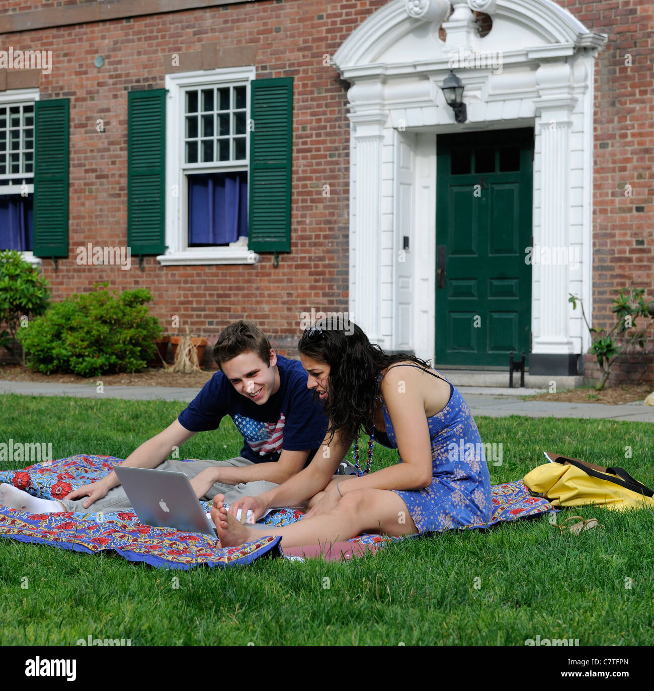 Yale University Studenten Sommerschule Blick auf einem Apple-Computer außerhalb Stockfoto