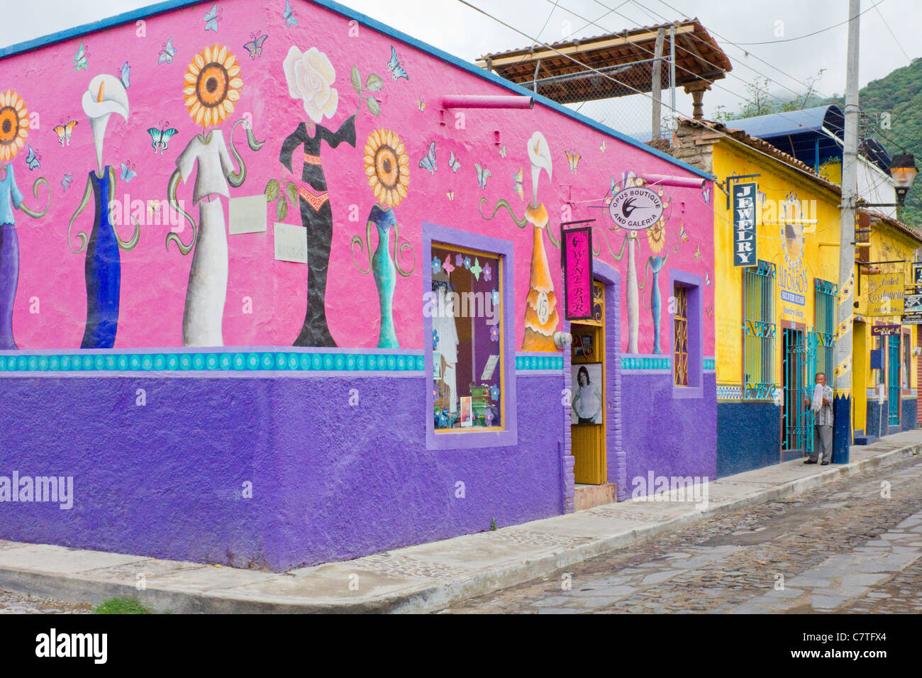 Bekleidungsgeschäft, bunten Fassaden, Opus Boutique Ajijic Chapala, Jalisco, Mexiko, Lateinamerika. Stockfoto