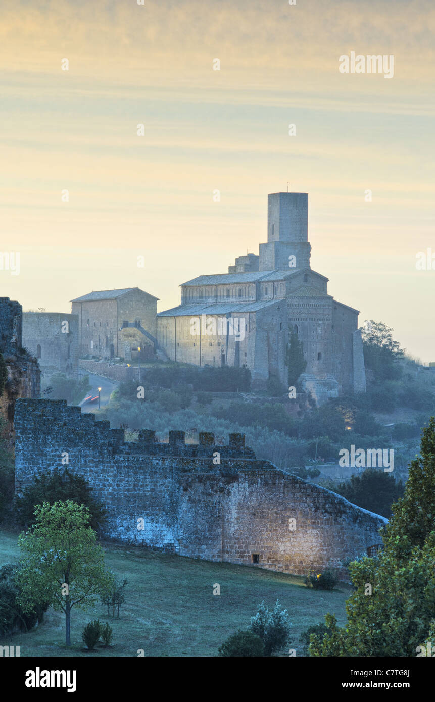 Blick auf St. Peter Hill und Rivellino, Tuscania, Mittelitalien. Stockfoto