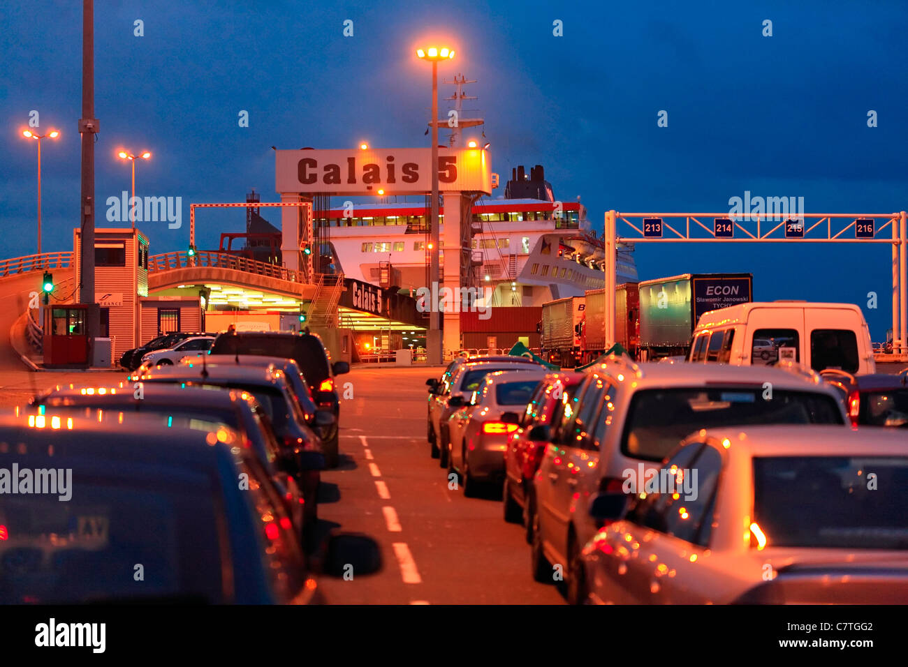 Calais Hafen bei Nacht - Autos warten auf Board-Fähre nach Dover. Stockfoto