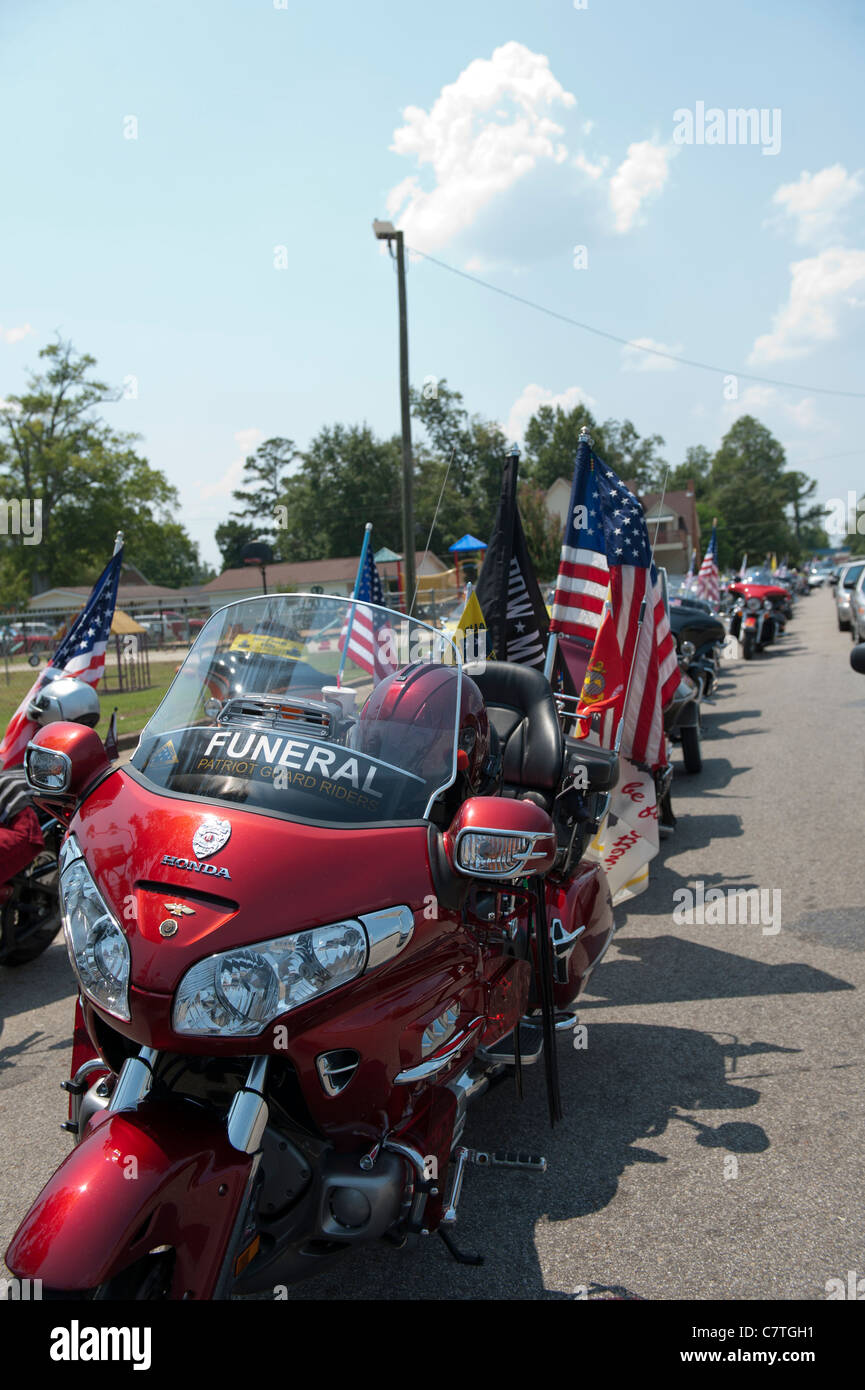 Patriot Guard Fahrer teilnehmen die Beerdigung der gefallenen Marine-Lanze-Obergefreites Travis M Nelson, der in Afghanistan getötet wurde Stockfoto