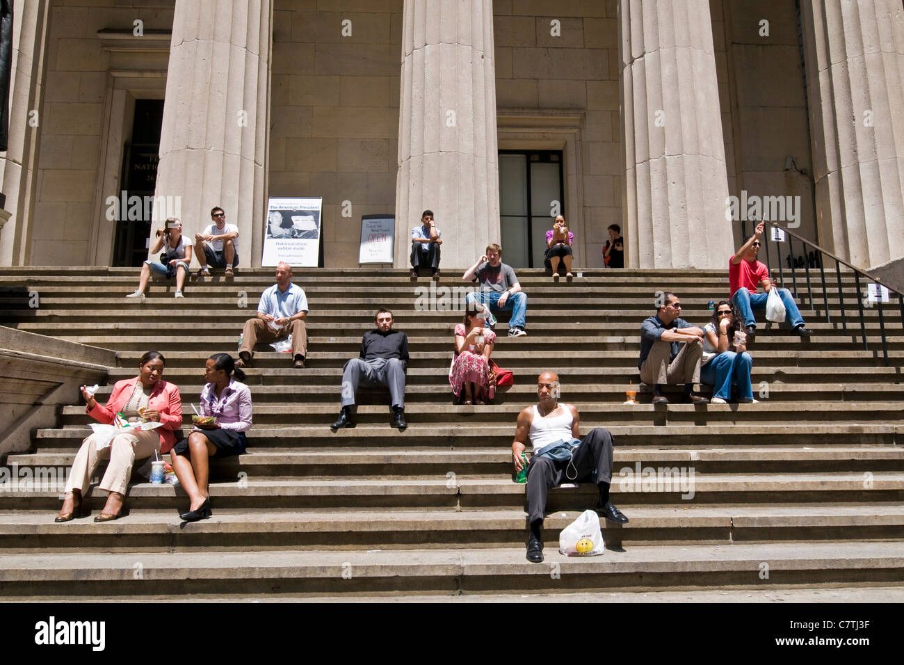 USA, New York City, New York Börse Leute sitzen auf Treppe Stockfoto