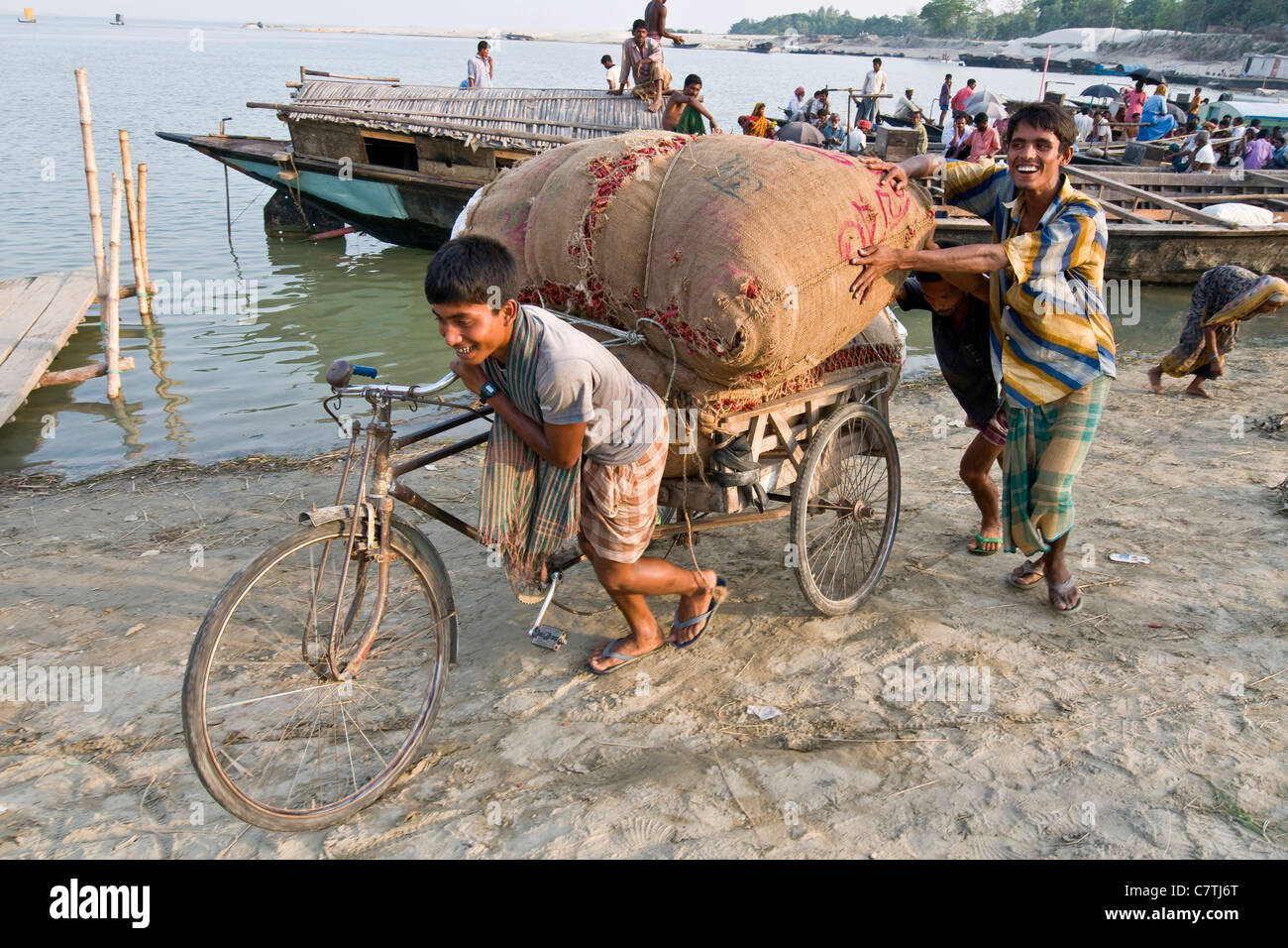 Bangladesch, Männer mit hoher Auslastung auf Rikscha Stockfoto