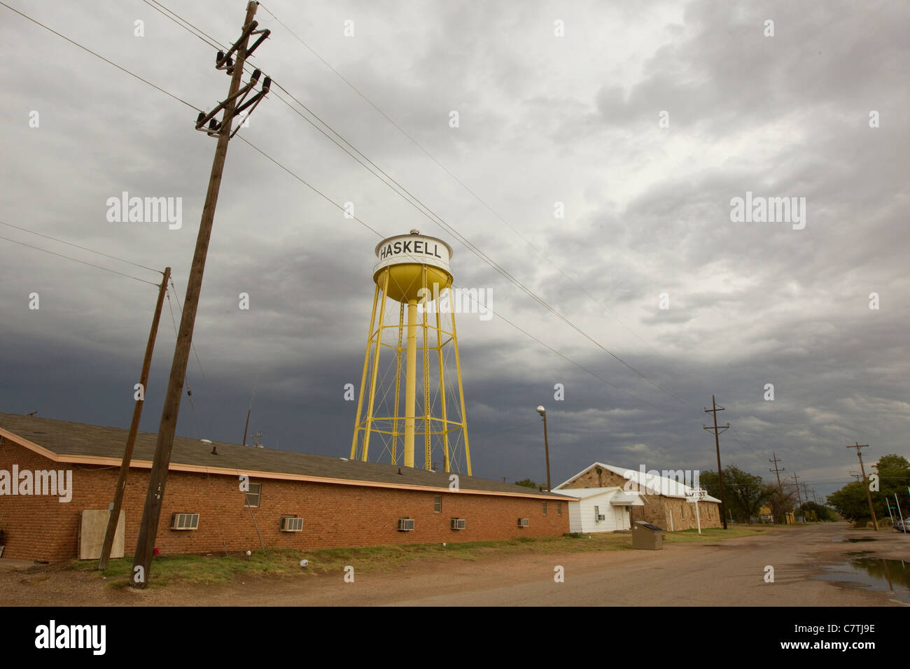 Wasserturm und Stromleitungen in der Innenstadt von Haskell, der kleine Norden Texas Stadt wo Texas First Lady Anita Perry aufgewachsen. Stockfoto