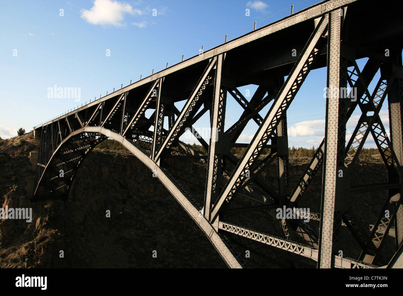 Stahl-Eisenbahnbrücke über den Crooked River in Zentral-Oregon Stockfoto