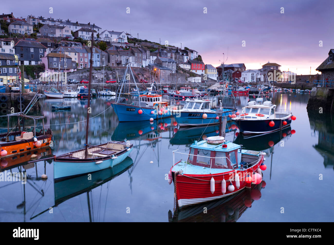 Sonnenaufgang über dem malerischen Hafen in Mevagissey, Cornwall, England. Frühjahr (Mai) 2011. Stockfoto