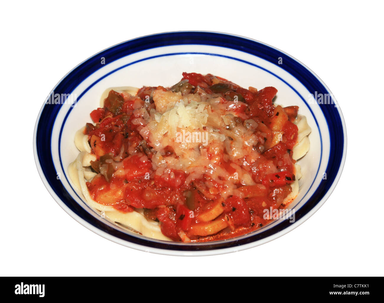 Schüssel mit hausgemachter Pasta mit Tomaten-Gemüsesauce isoliert auf weiss Stockfoto