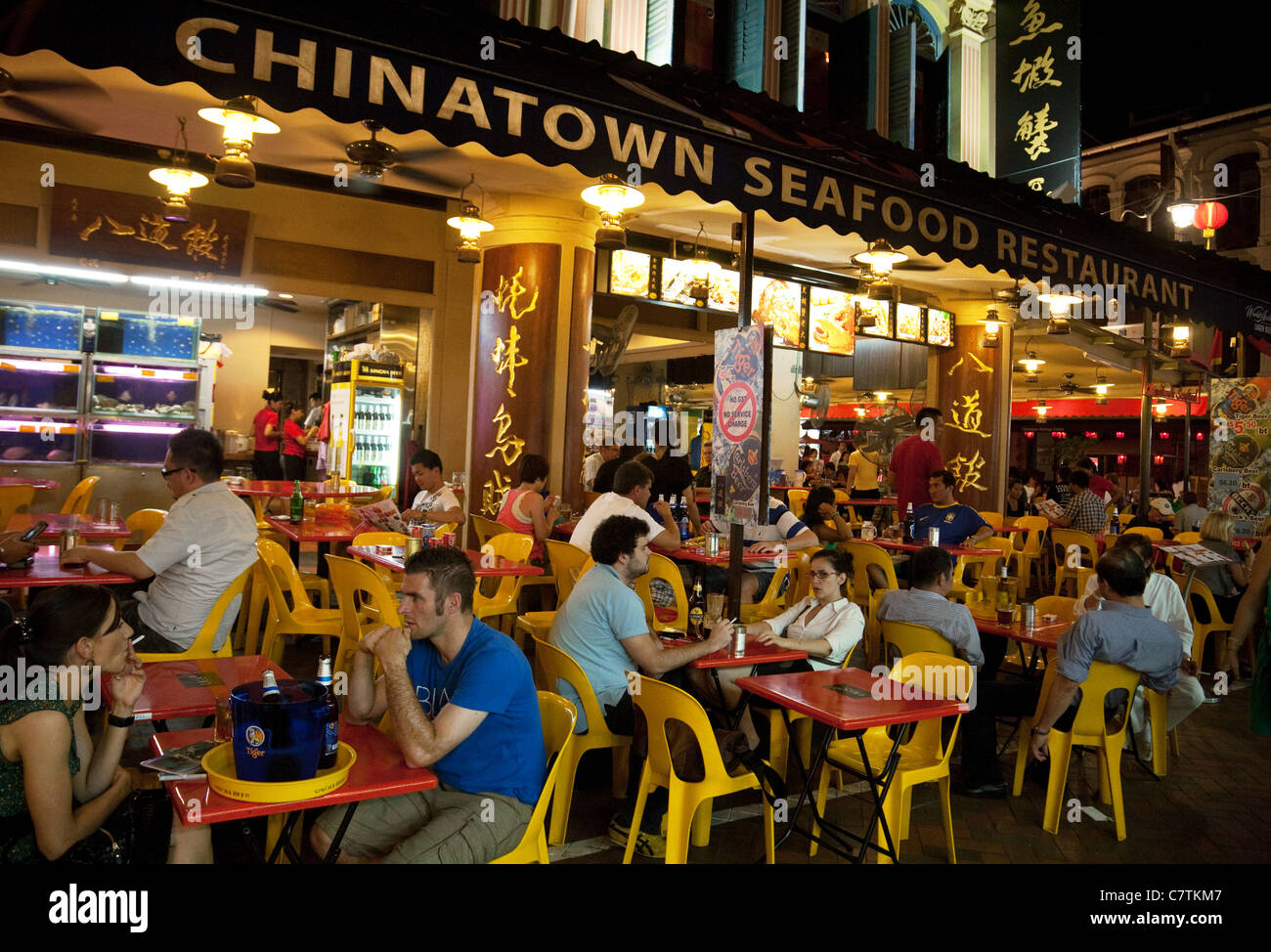 Straßenszene mit Menschen Essen in chinesischen Restaurants, Chinatown Singapur Stockfoto
