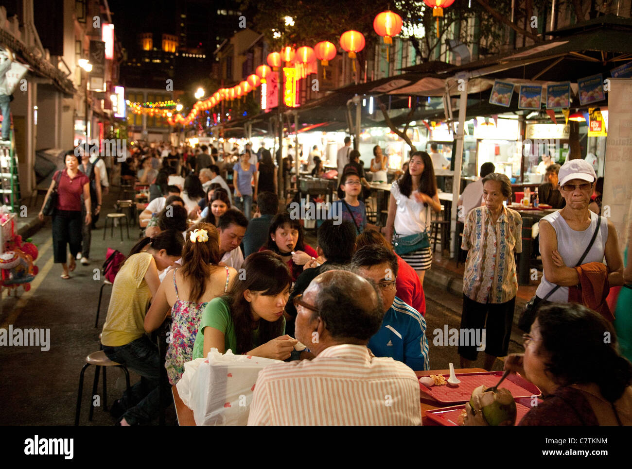 Straßenszene mit Menschen essen Essen im chinesischen Restaurant Chinatown Singapur Stockfoto
