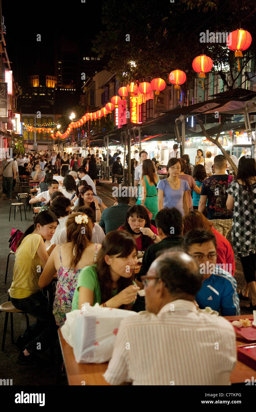 Straßenszene mit Menschen Essen in chinesischen Restaurants, Chinatown Singapur Stockfoto