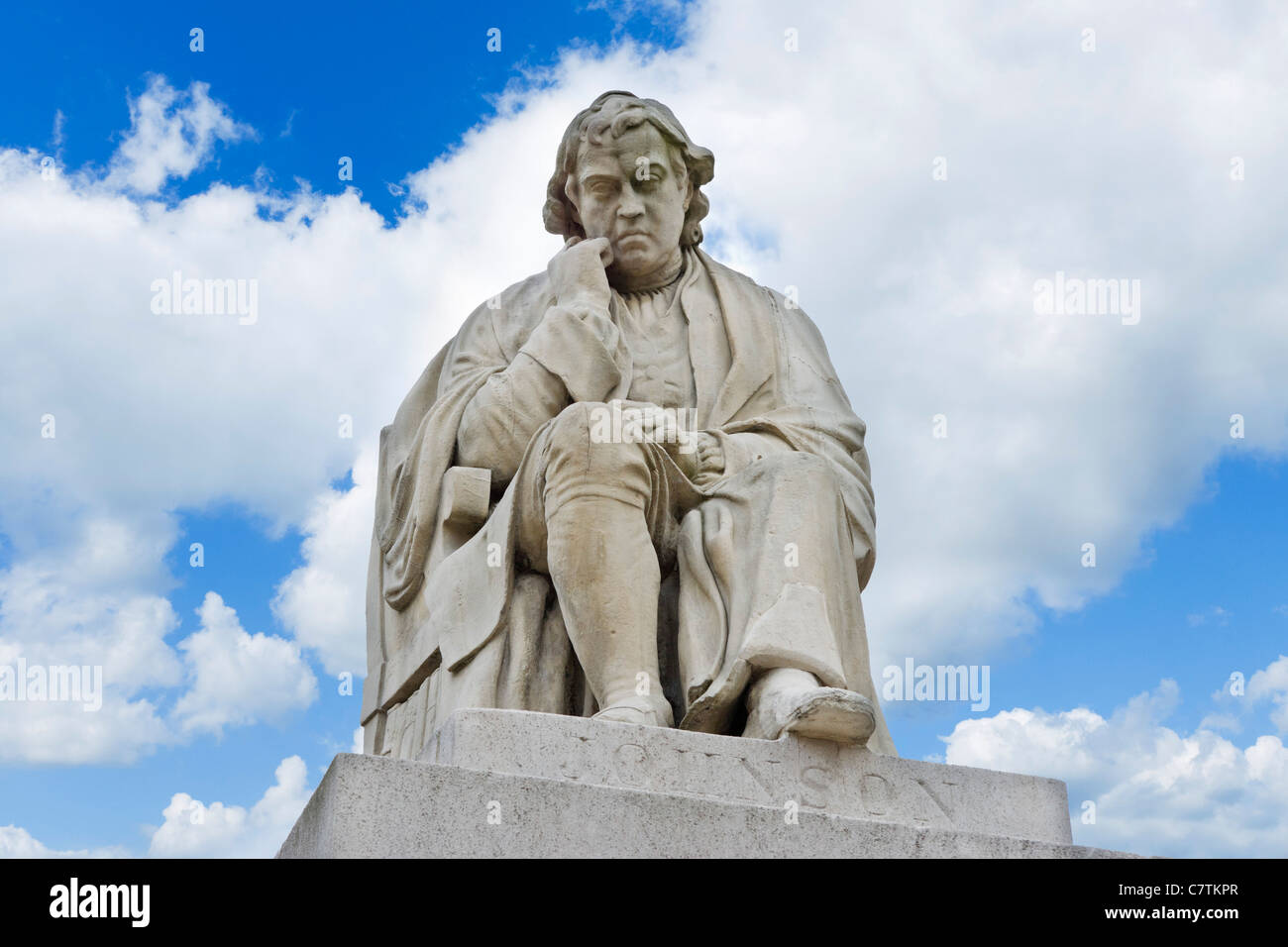 Statue von Samuel Johnson vor dem Geburtsort-Museum im Marktplatz, Lichfield, Staffordshire, England, Vereinigtes Königreich Stockfoto
