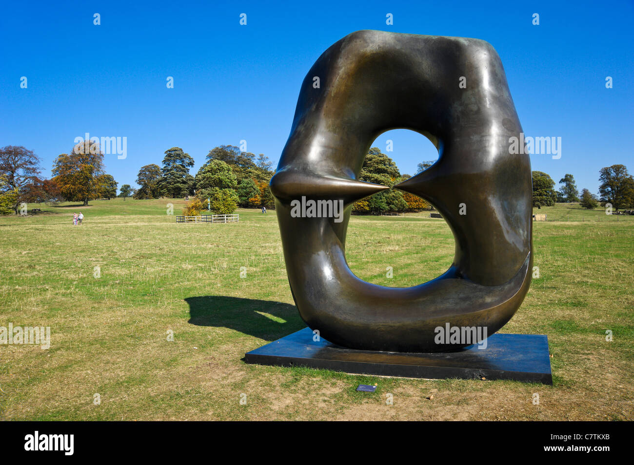 Moores "Oval mit Punkten" in Yorkshire Sculpture Park, Wakefield, West Yorkshire, England, UK Stockfoto