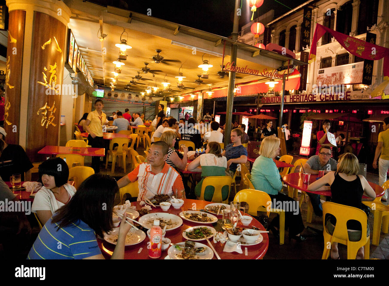 Straßenszene mit Menschen essen Essen im chinesischen Restaurant Chinatown Singapur Asien Stockfoto