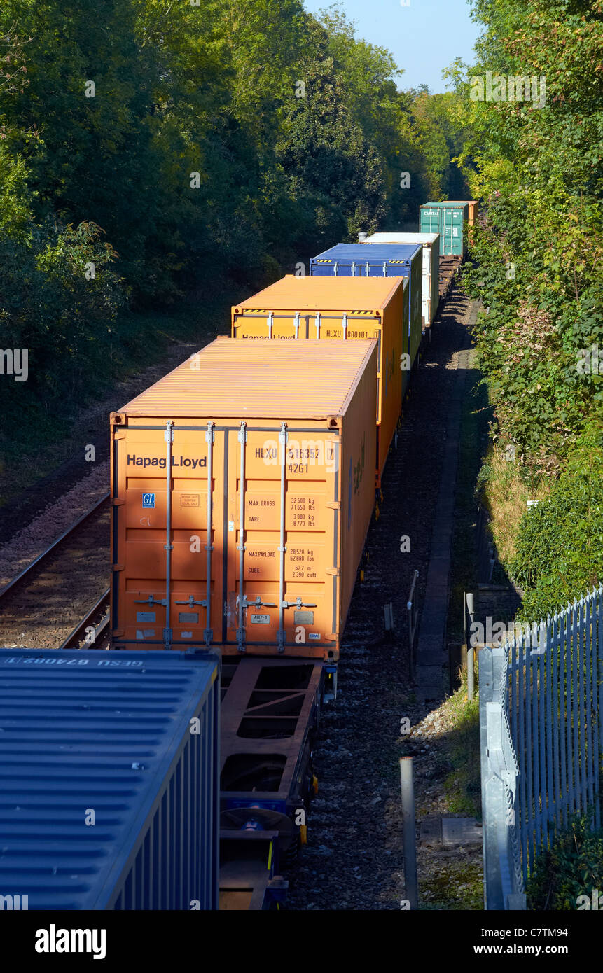 EWS Containerzug auf der Süd-westlichen Magistrale (London-Bournemouth) südlich von Winchester, Hampshire, England. Stockfoto