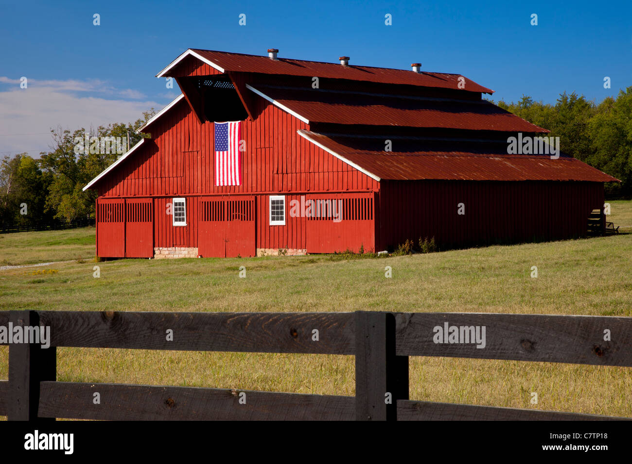 Rote Scheune mit amerikanischer Flagge in der Nähe von Franklin, Tennessee, USA Stockfoto