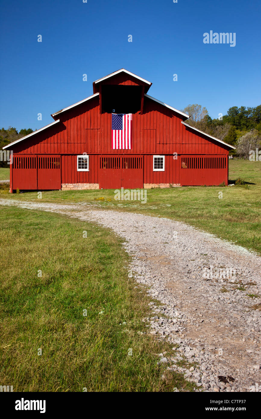 Rote Scheune mit amerikanischen Flagge in der Nähe von Franklin Tennessee USA Stockfoto