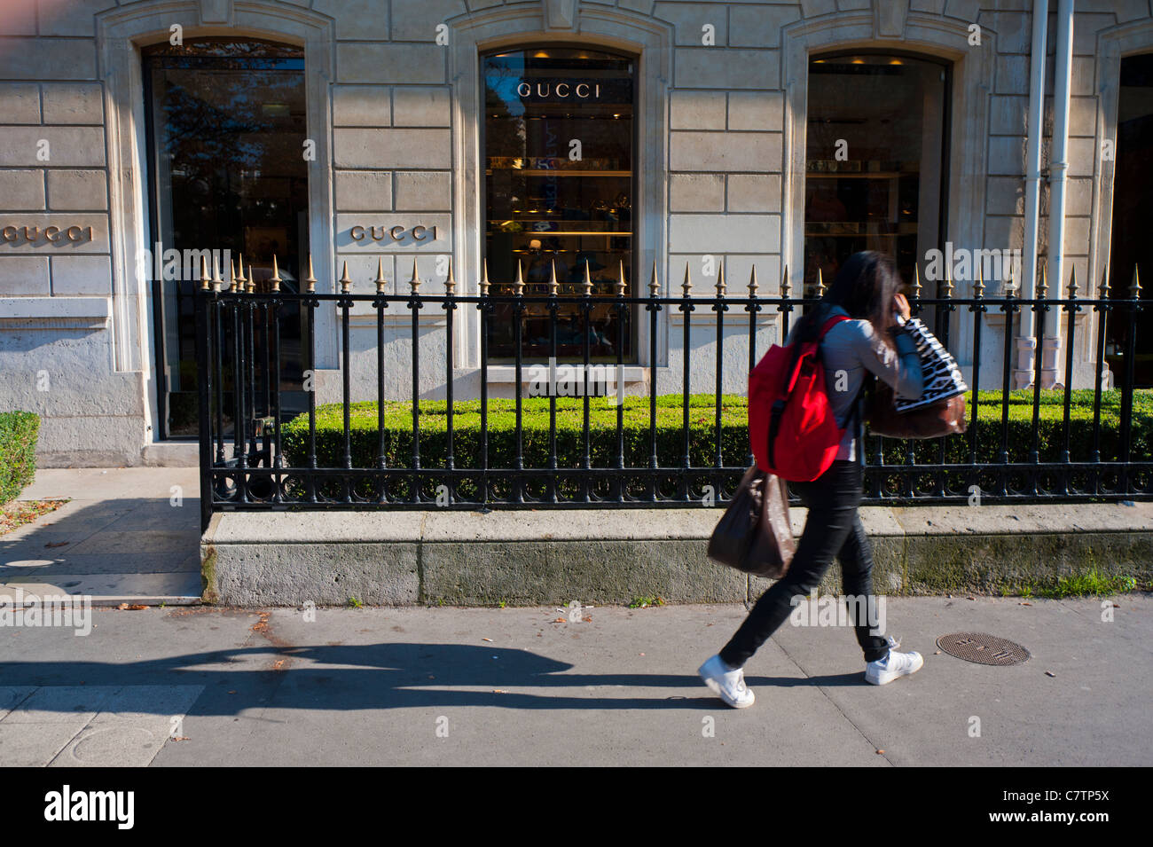 Paris, Frankreich, Junge Frau läuft, vor dem Bekleidungsgeschäft, Gucci Store, Shopping auf der High Street, Avenue Montaigne, sonnig Stockfoto