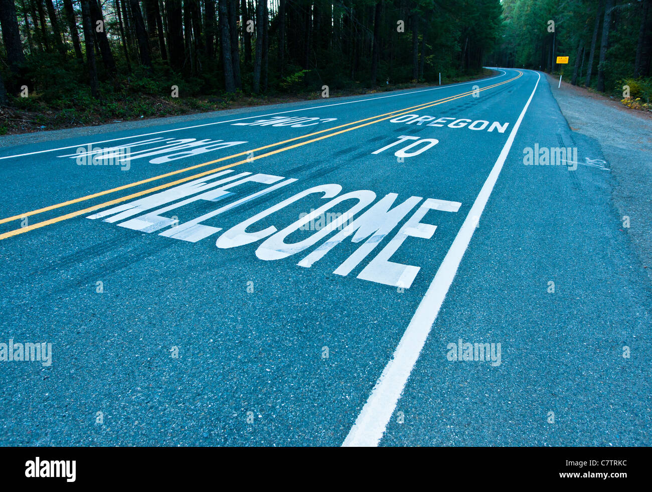 US-199 trägt der Redwood Highway von US 101 nördlich von Crescent City an der Interstate 5 in Grants Pass, Oregon. Stockfoto