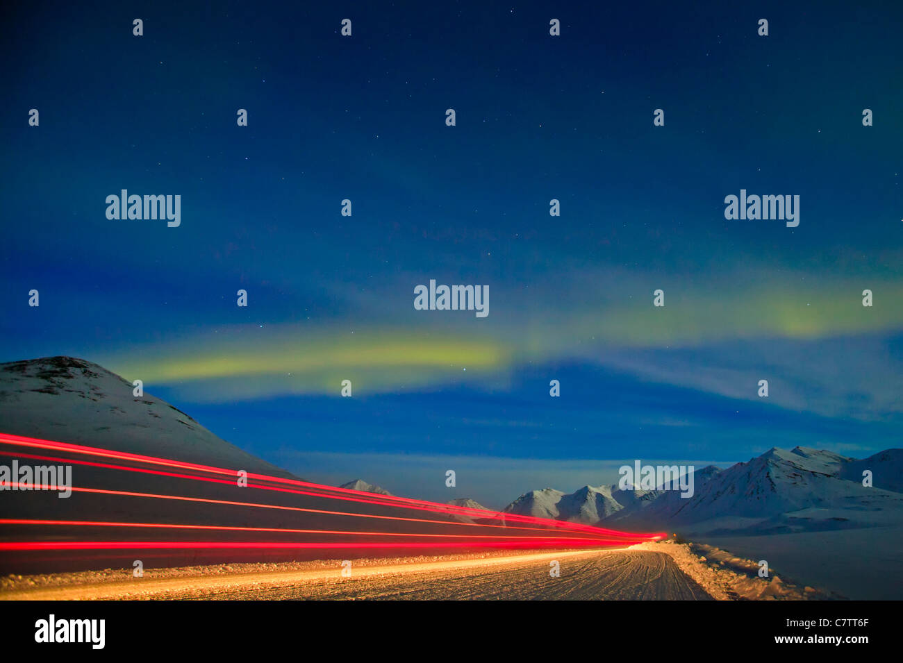 LKW auf dem James Dalton Highway (Haul Road) entlang der Alaska Pipeline mit tanzenden Nordlichter in Alaska. Stockfoto