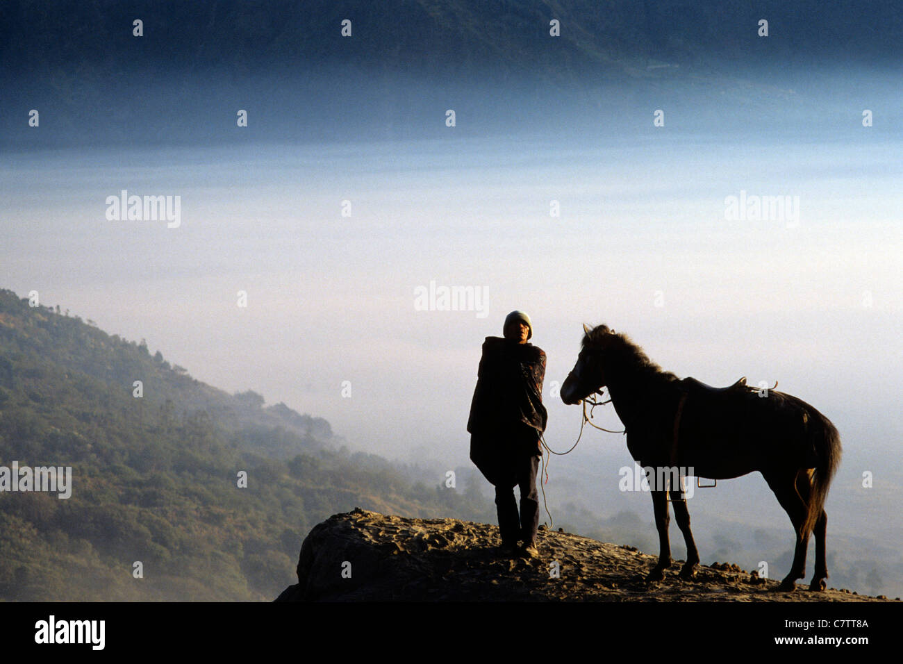 Indonesien, Java. Mann mit Pferd am Fuße des Mt. Bromo Vulkan Stockfoto