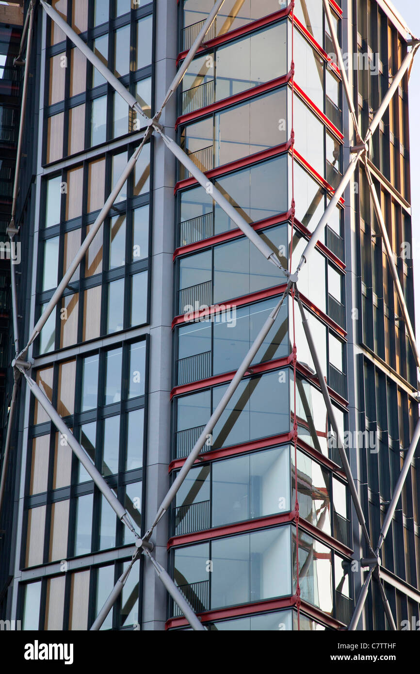 Moderne Wolkenkratzer im Bau hinter Tate Modern London. Stockfoto