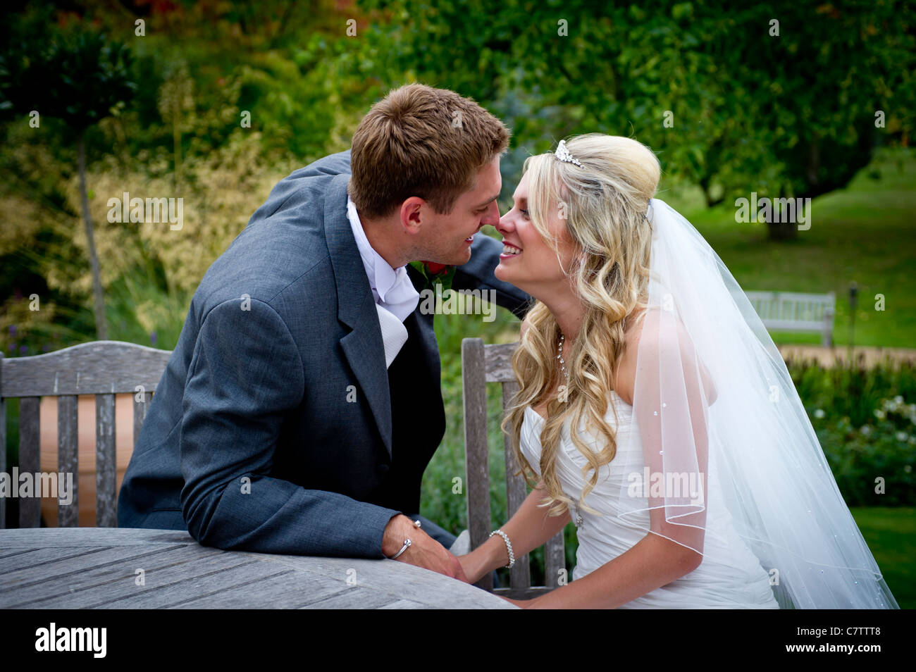 Braut und Bräutigam teilen intime Momente am Tag ihrer Hochzeit Stockfoto