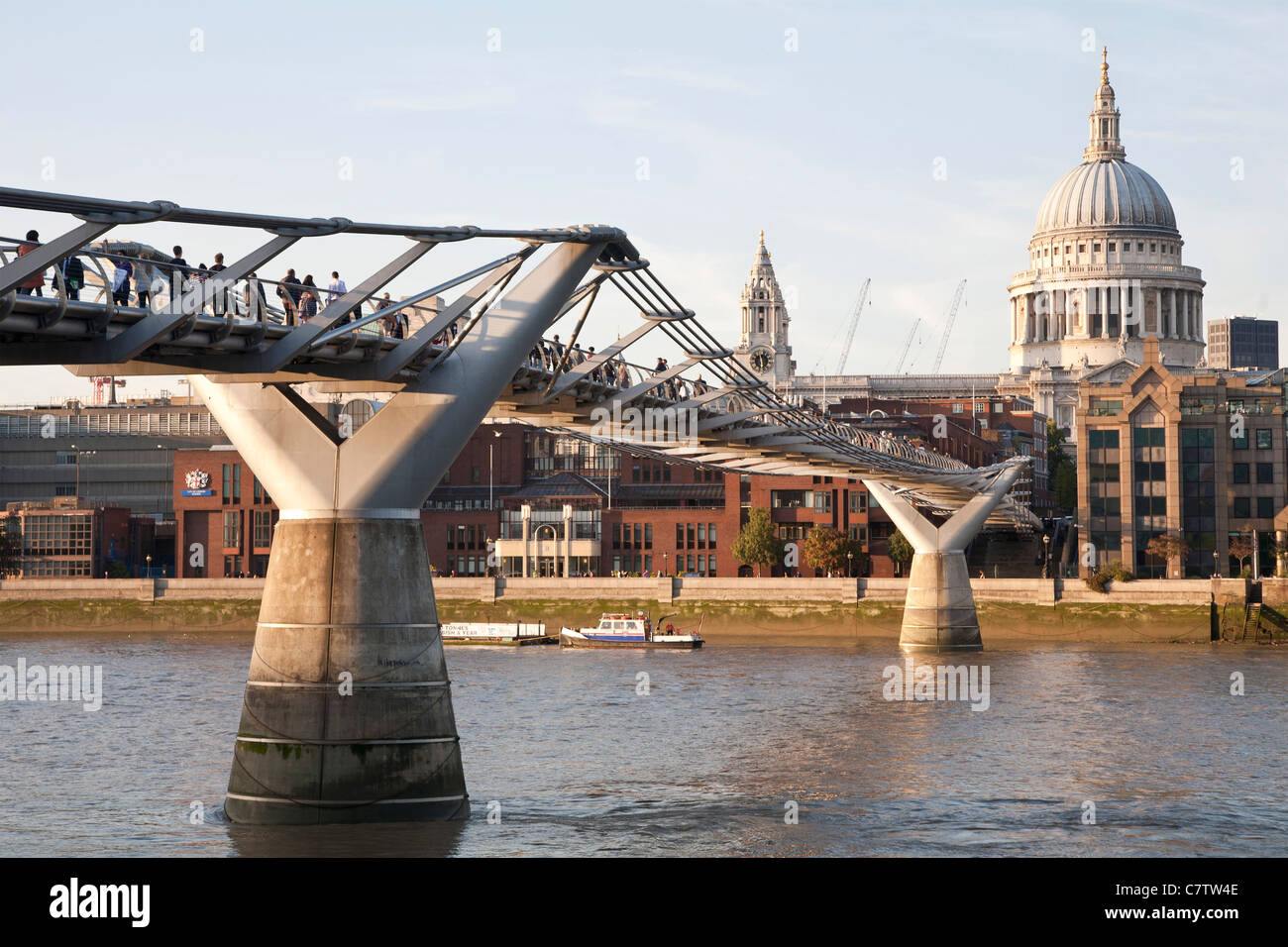 Millennium Bridge, London Millennium Fußgängerbrücke und St. Pauls Cathedral London Fuß. Stockfoto