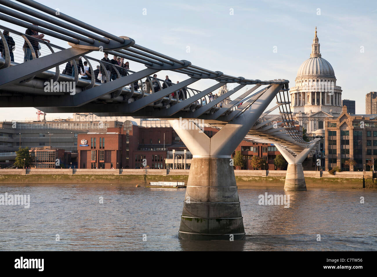 Millennium Bridge, London Millennium Fußgängerbrücke und St. Pauls Cathedral London Fuß. Stockfoto