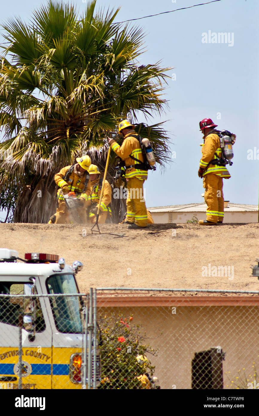 Ventura County in Kalifornien Feuerwehrleute training, um sicher eine Brandbekämpfung in einem einstöckigen Wohnhaus. Stockfoto