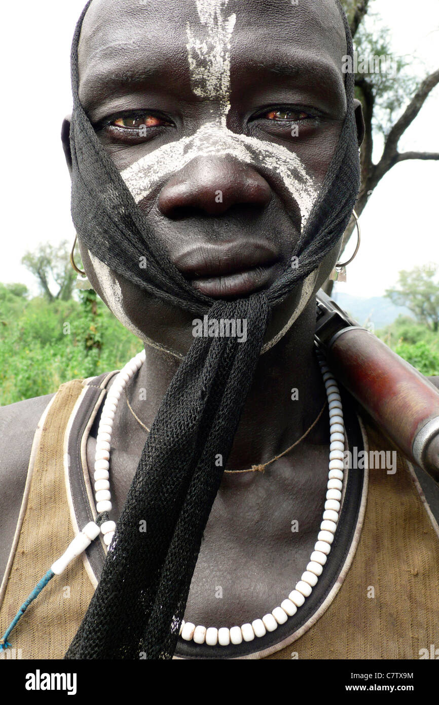 Afrika, Äthiopien, Süd-Omo, Mago Nationalpark, Mursi Mann mit Body-Painting im Dorf Stockfoto