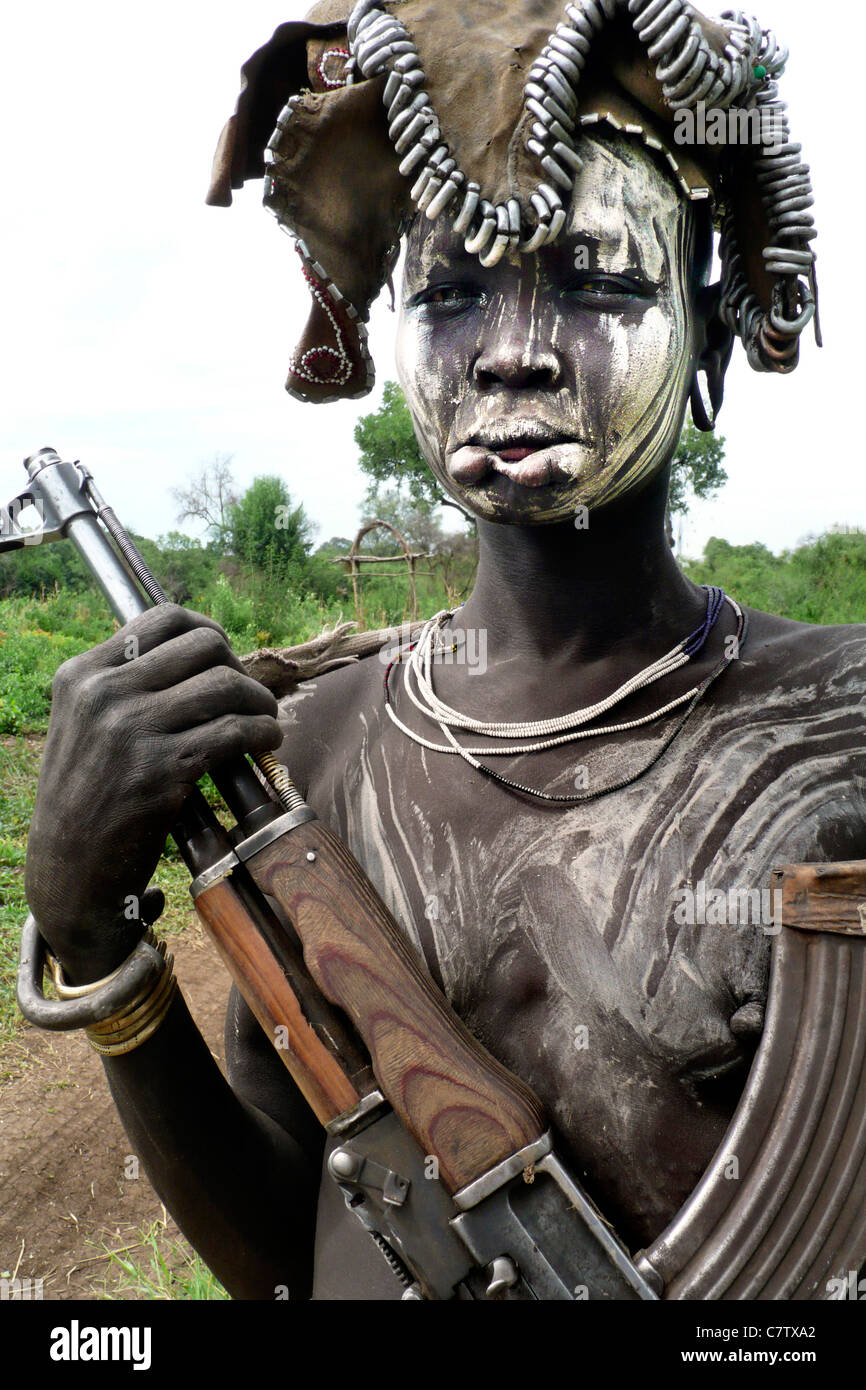 Afrika, Äthiopien, Süd-Omo, Mago Nationalpark, Mursi-Frau mit Body-Painting im Dorf Stockfoto