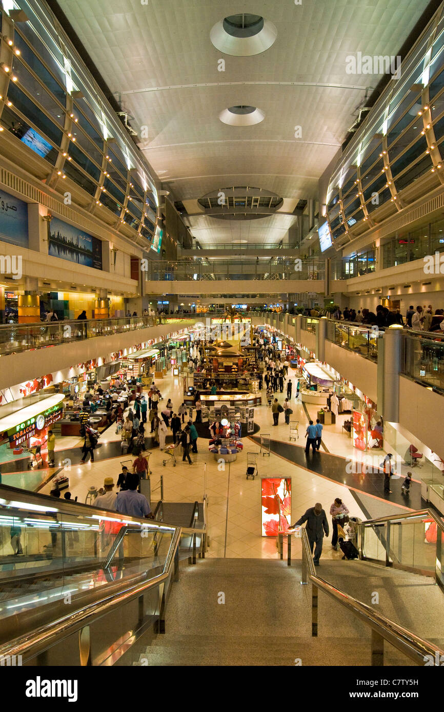Duty-Free-Bereich in Dubai International Airport, Vereinigte Arabische Emirate Stockfoto