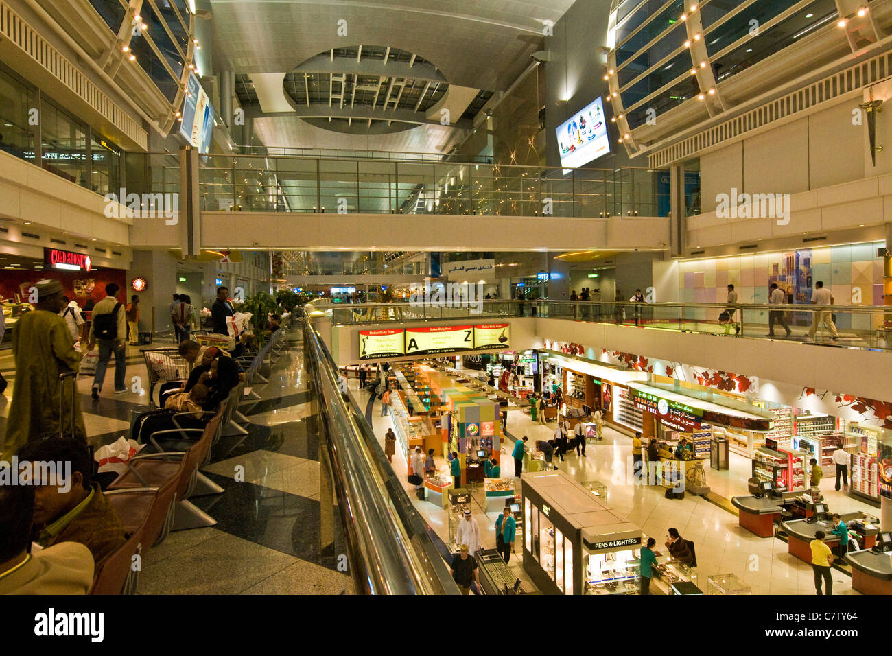 Duty-Free-Bereich in Dubai International Airport, Vereinigte Arabische Emirate Stockfoto