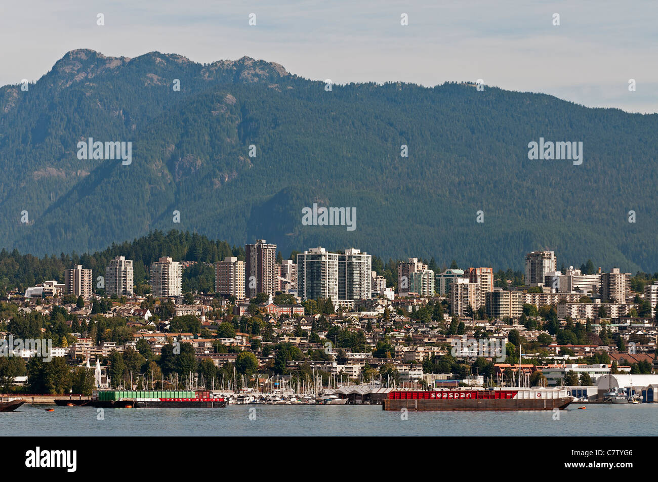Ein Blick auf die unteren Lonsdale-Bereich von North Vancouver, BC, Canada.The gezeigt North Shore Mountains bilden eine malerische Kulisse. Stockfoto