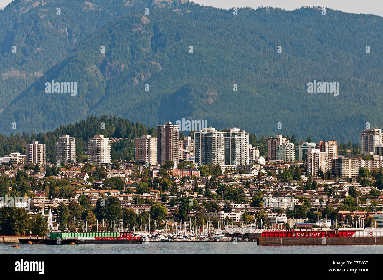 Ein Blick auf die unteren Lonsdale-Bereich von North Vancouver, BC, Canada.The gezeigt North Shore Mountains bilden eine malerische Kulisse. Stockfoto