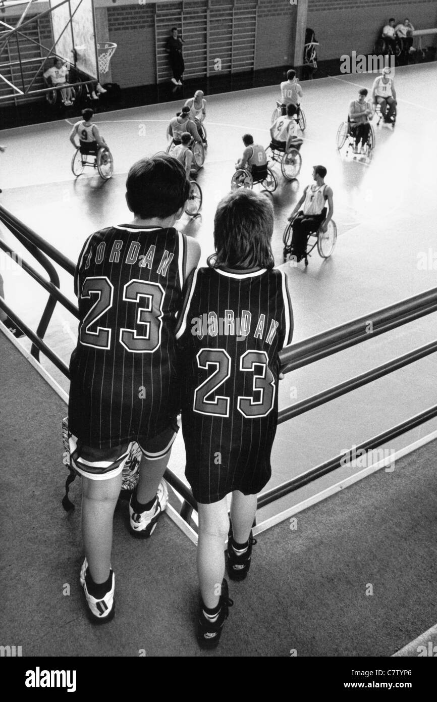 Behinderte Männer Basketball spielen Stockfoto