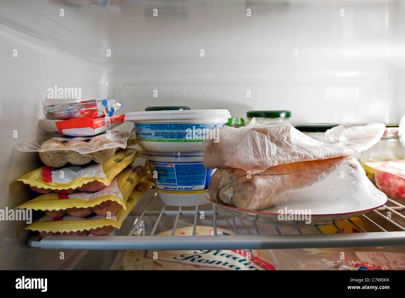 Verschiedene Lebensmittel im Kühlschrank Stockfoto